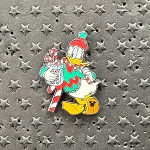 Disney Donald Duck Holiday Pin - Red and Green- Chaser
